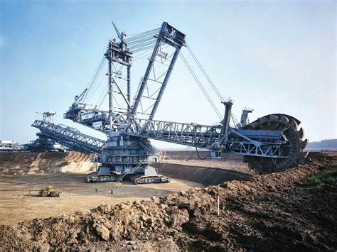 Bagger 288 crosses the railroad #EandCmedia #PileBuck. Der 288 was a bucketwheelexcavator The maschine on the video was not a excavator but a spreader